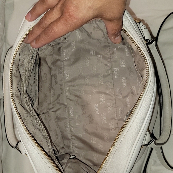 Michael Kors Hand Bag - Picture 4 of 9